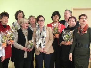 Landrat Gernot Schmidt und die Vors. des SPD-Unterbezirks MOL, Simona Koß, mit den geehrten Frauen (Foto: A. Buchholz)